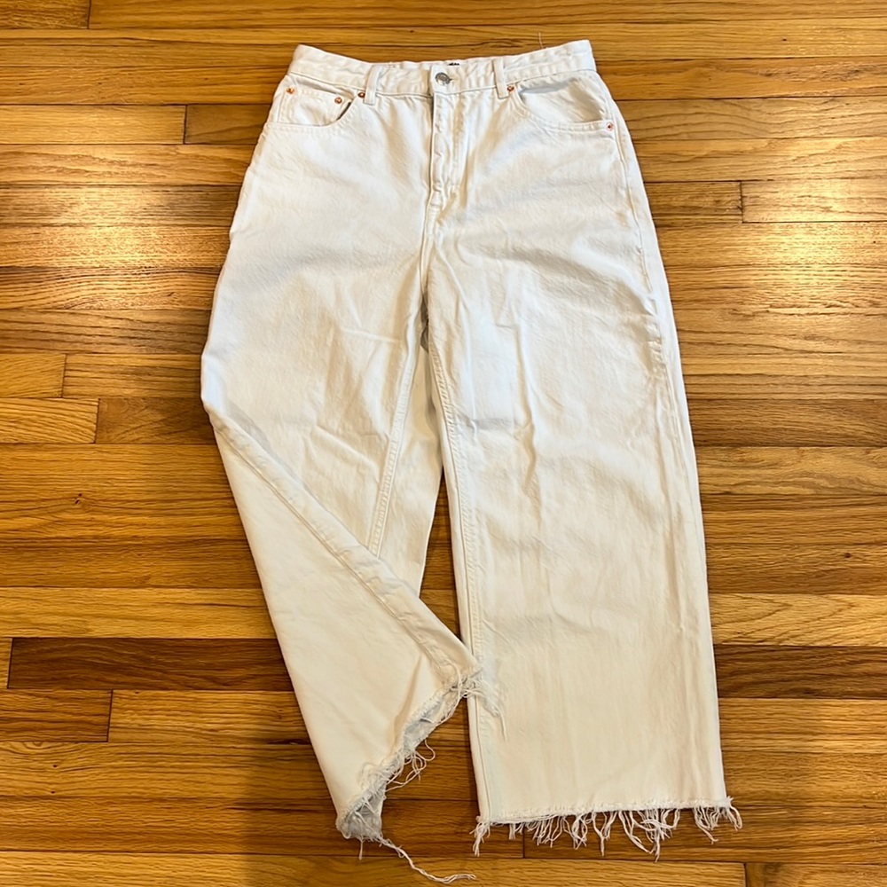 Pull & bear high waist wide leg cropped white jeans. Distressing on bottom